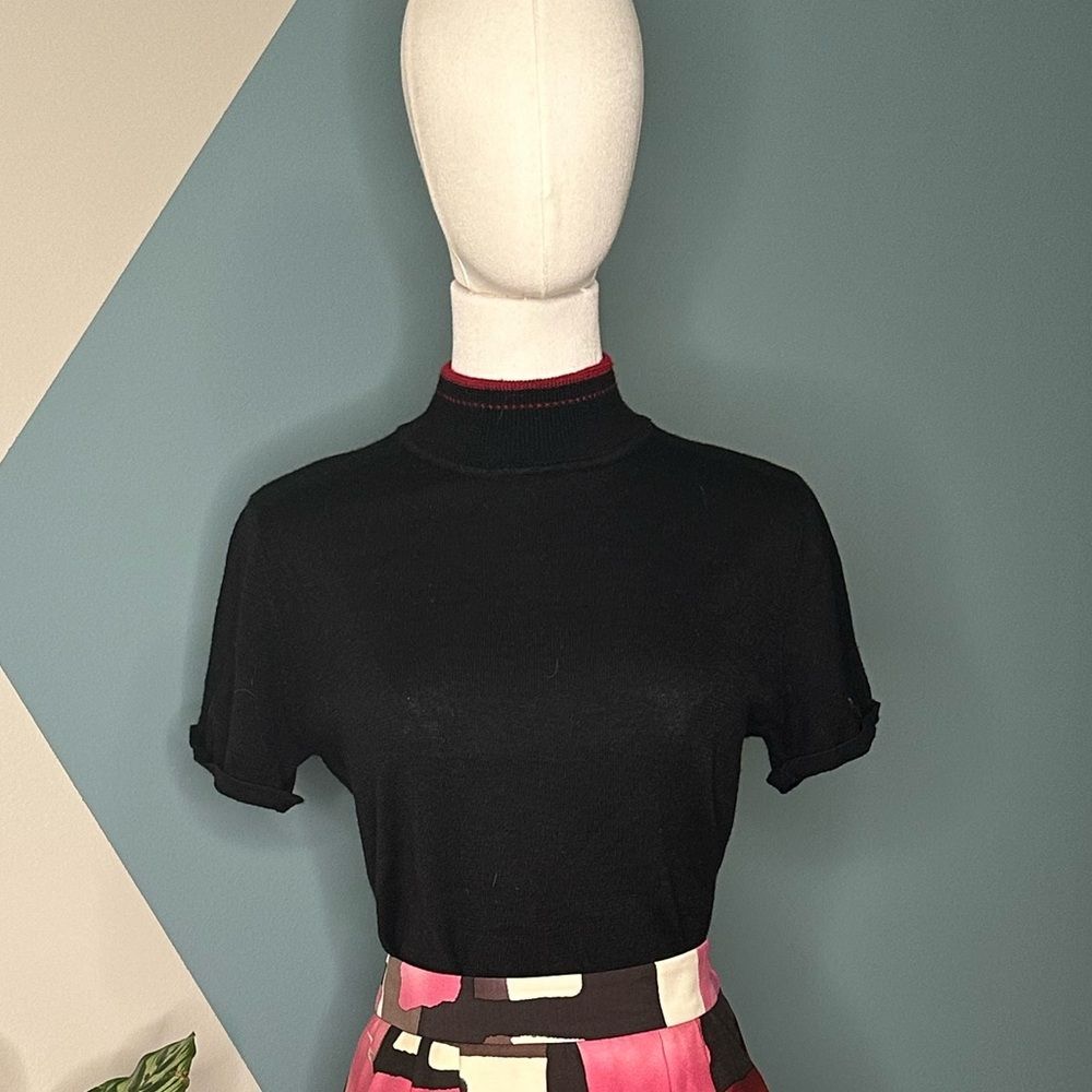 Tahari Cozy Y2K Black Knit Short Sleeve Mock Turtleneck Sweater Red Trim Size 6 - Picture 2 of 14